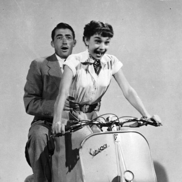 AUDREY HEPBURN and GREGORY PECK in ROMAN HOLIDAY, 1953, directed by WILLIAM WYLER. Copyright PARAMOUNT PICTURES.