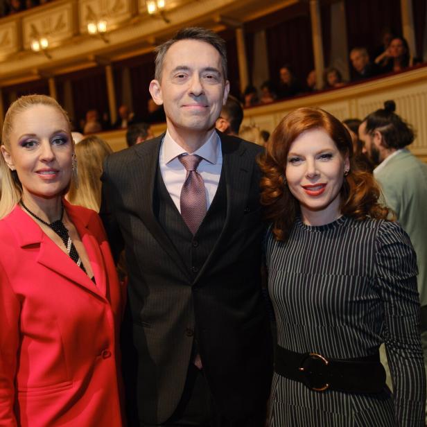 Drei Personen nebeneinander