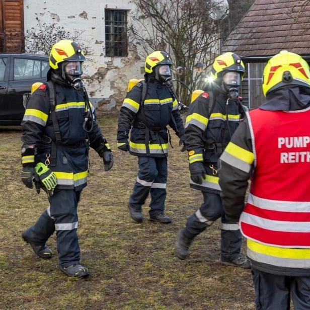 Feuerwehrmänner mit Atemschutzanzüge