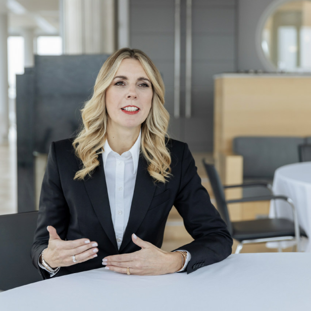 Sonja Brandtmayer, Generaldirektor-Stellvertreterin der Wiener Städtischen Versicherung, spricht in einem modernen Besprechungsraum über Vorsorgelücken von Frauen.