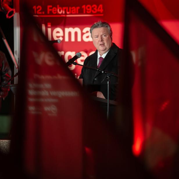 Michael Ludwig spricht am Rednerpult vor rotem Hintergrund mit der Aufschrift "12. Februar 1934".