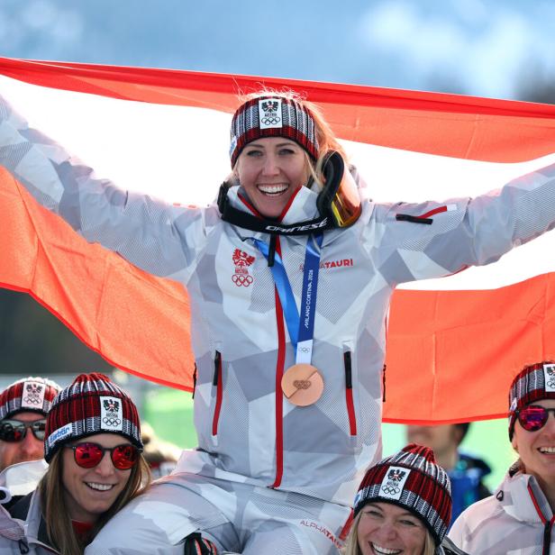 Alpine Skiing - Women's Super-G Victory Ceremony