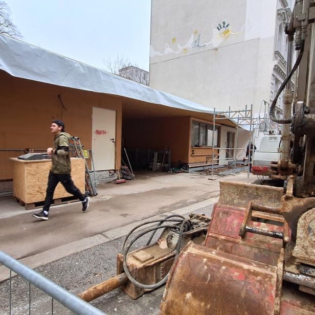 Nur noch ein Geschoß steht in der Sensengasse vom temporären Holzriegelbau – bald ist auch dieses Geschichte. 