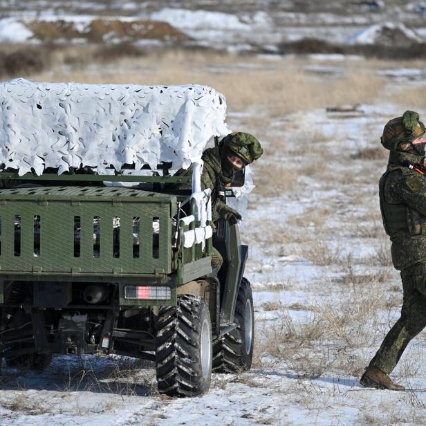 Russian soldiers undergo military training in Rostov region