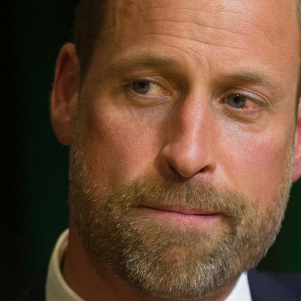 Nahaufnahme von Prinz William mit Bart, der nach links blickt.