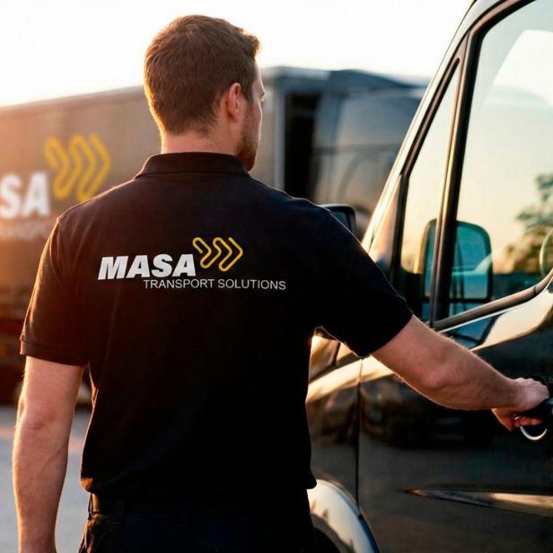 Mitarbeiter von MASA Transport Solutions öffnet die Tür eines Lieferwagens bei Sonnenuntergang.