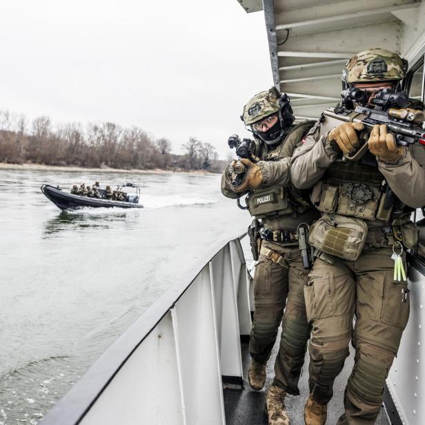 Zugriff der Cobra bei der Anti-Terror-Übung im Ölhafen Lobau