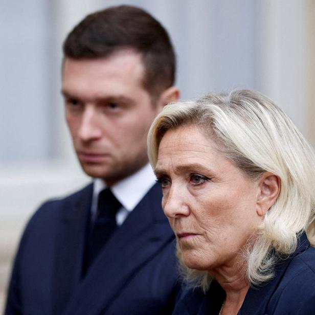 Ein Mann und eine Frau schauen ernst drein