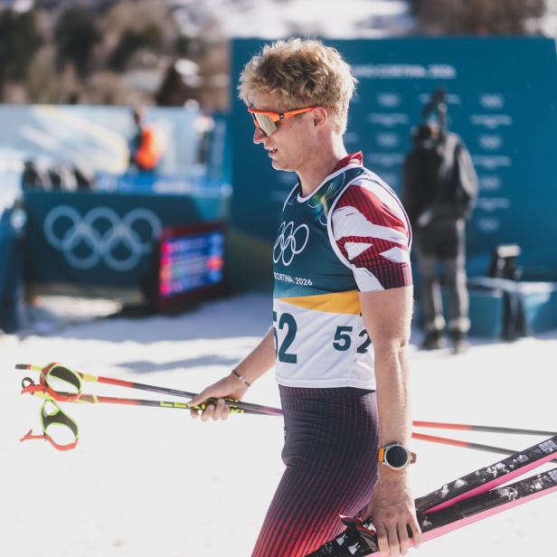Langläufer Mika Vermeulen trägt seine Ski.
