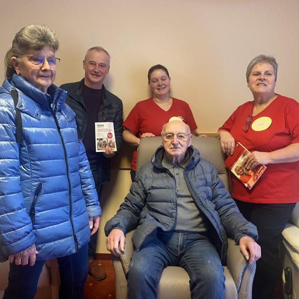 Die Initiatorinnen mit Gerhard Kozar (sitzend) und seinen Angehörigen, er ist schon lange angemeldet.