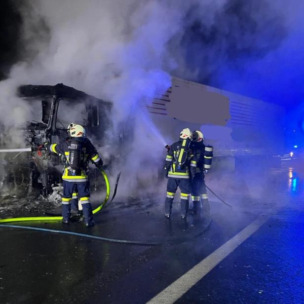Eine Aufnahme von dem brennenden Lkw auf der A1.