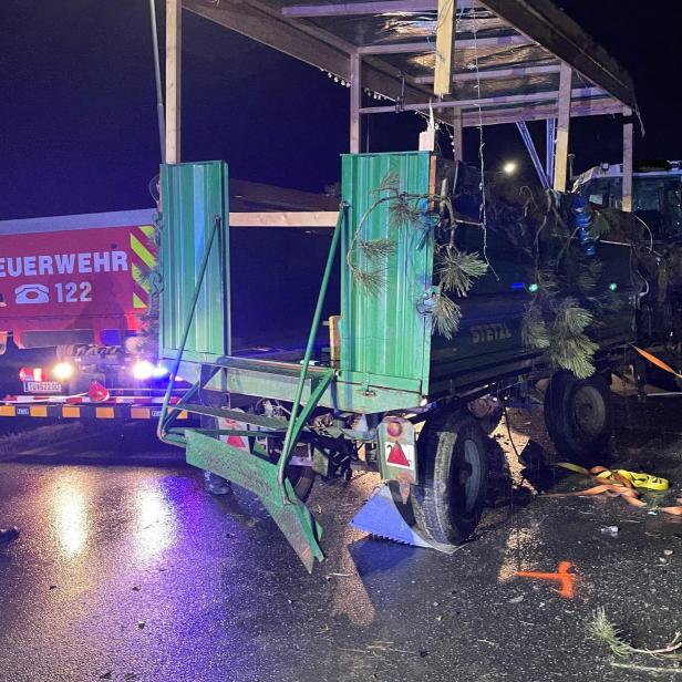 Eine Foto des ramponierten Anhängers, der wieder aufgestellt wurde.