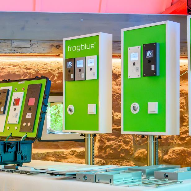 Verschiedene frogblue Zutritts- und Steuerungspanels auf grünen Präsentationstafeln ausgestellt.
