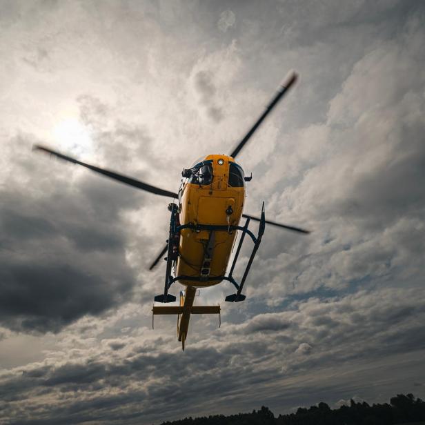 Rettungshubschrauber beim Überflug