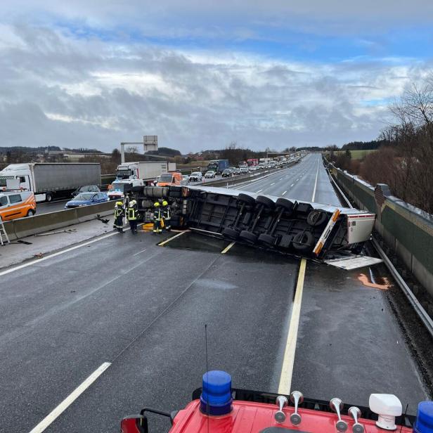 Nach Crash ist A! durch Lkw-Zug blockiert