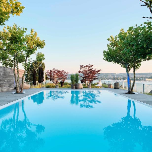 Der Rooftop-Pool des "RIVA" Hotels mit Panoramablick über den Bodensee