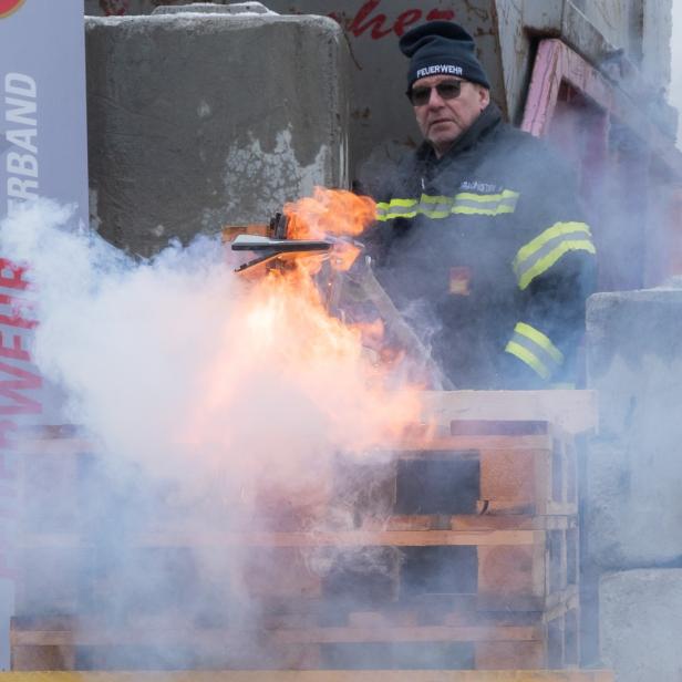 Brand eines Geräts mit Lithium-Ionen-Batterie durch mechanische Überlastung.