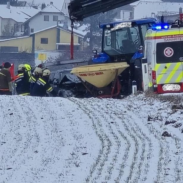 Unfall mit Auto und Traktor, Feuerwehr im Einsatz