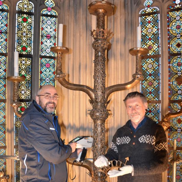 Mathias Mehofer und Wolfgang Christian Huber untersuchen den historischen Agnes-Leuchter im Stift Klosterneuburg mit moderner Messtechnik und einem wiederentdeckten Fragment.