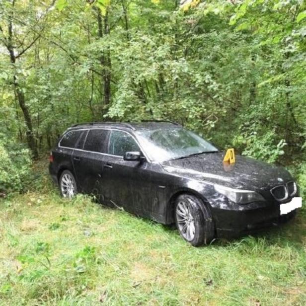 Das Fluchtfahrzeug der Täter versteckt im Wald in Amstetten