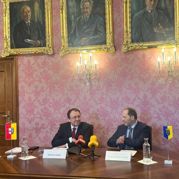 Zwei Männer sitzen an einem Tisch