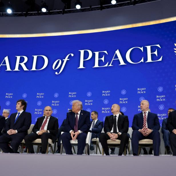 Viele Männer auf Sesseln vor blauem Hintergrund