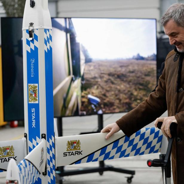 Boris Pistorius und Markus Söder mit einer Stark-Drohne