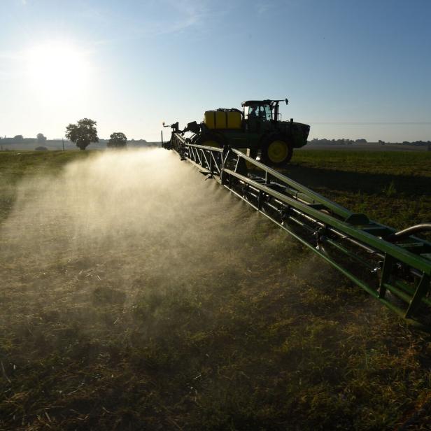 FILES-FRANCE-AGRICULTURE-POLITICS-ENVIRONMENT-HEALTH