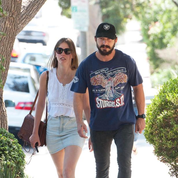 Shia La Beouf und Mia Goth halten Händchen in der Öffentlichkeit