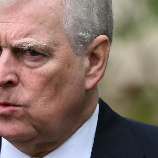 Nahaufnahme von Andrew Mountbatten-Windsors Gesicht mit grauem Haar und dunklem Anzug.