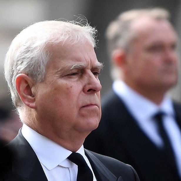 Andrew Mountbatten-Windsor blickt zur Seite.