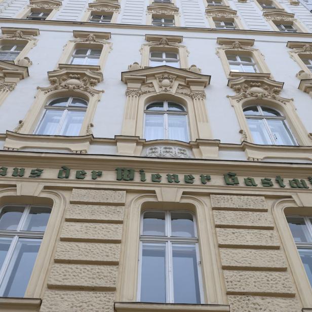 Auf der Fassade des Gastgewerbefachschule am Judenplatz steht "Haus der Wiener Gastwirte".