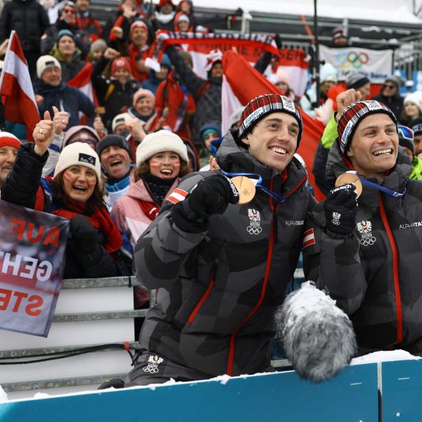 Stefan Rettenegger und Johannes Lamparter jubeln mit ihren Bronzemedaillen.