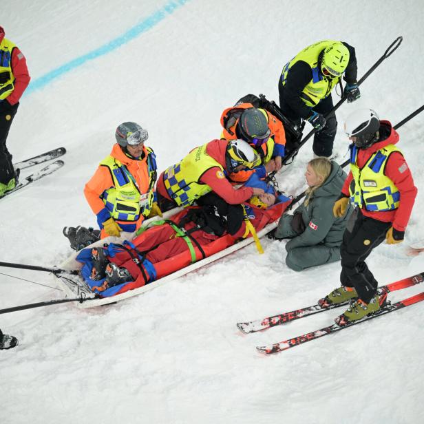 Cassie Sharpe wird versorgt.