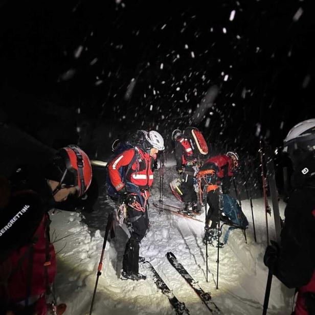 Helfer stiegen zur Rettungsaktion auf 