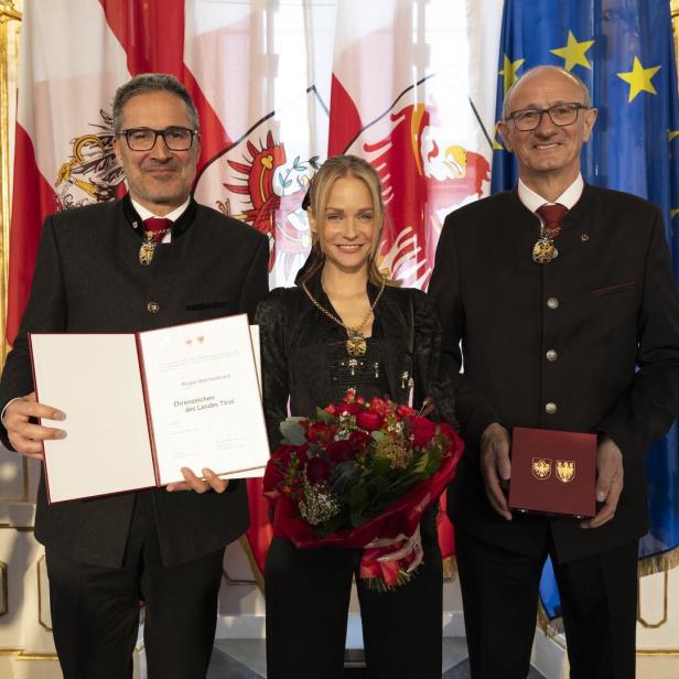Mirjam Weichselbraun mit Arno Kompatscher und Anton Mattle.
