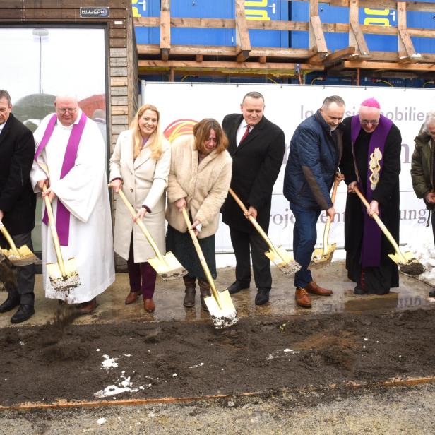 Spatenstich für neue Kirche