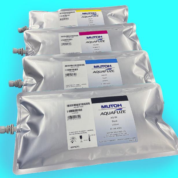 Vier silberne AQUAFUZE™-Tintenbeutel von Mutoh in unterschiedlichen Farben auf blauem Hintergrund.