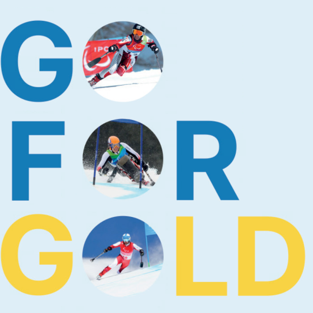 Drei Wintersportler fahren Ski zwischen den Buchstaben „GO FOR GOLD“ auf hellblauem Hintergrund.