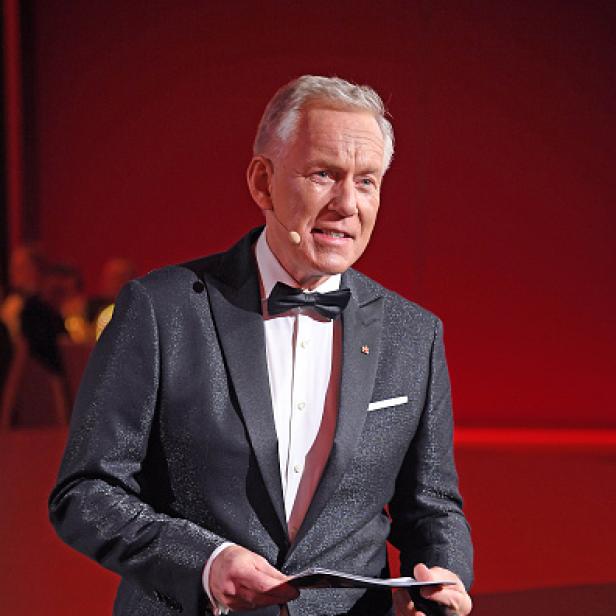 Johannes B. Kerner im Anzug auf der Bühne