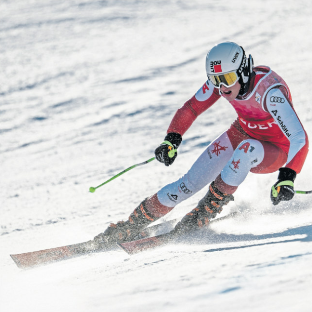 Ein österreichischer Para-Skiläufer in voller Fahrt auf der Piste, unterstützt durch die Behindertensportförderung des Bundesheeres.