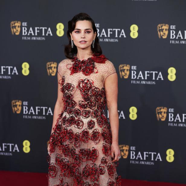 Jenna Coleman erschien im transparenten Kleid von Giorgio Armani Privé