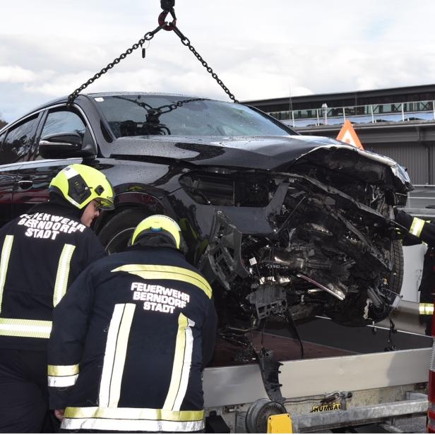 Ein Unfallfahrzeug wird von der Feuerwehr geborgen