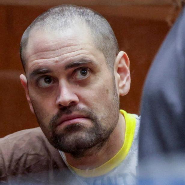 Nick Reiner mit Bart und kurzem Haar blickt aufmerksam nach oben.