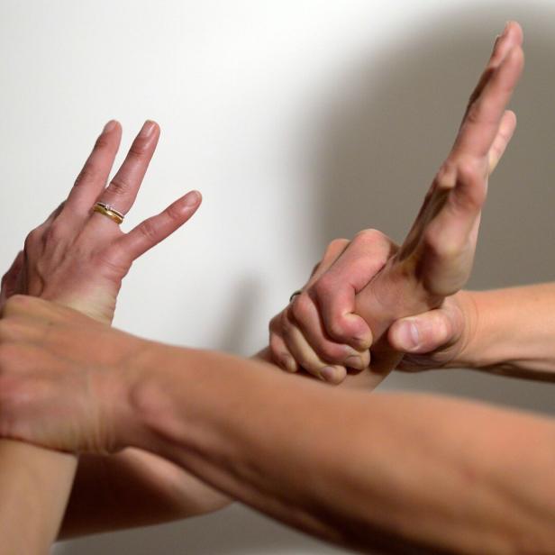 Zwei Männerhä#nde packen fest zwei Frauenhände