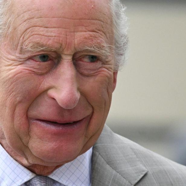 Nahaufnahme von König Charles mit grauem Haar und hellem Anzug.