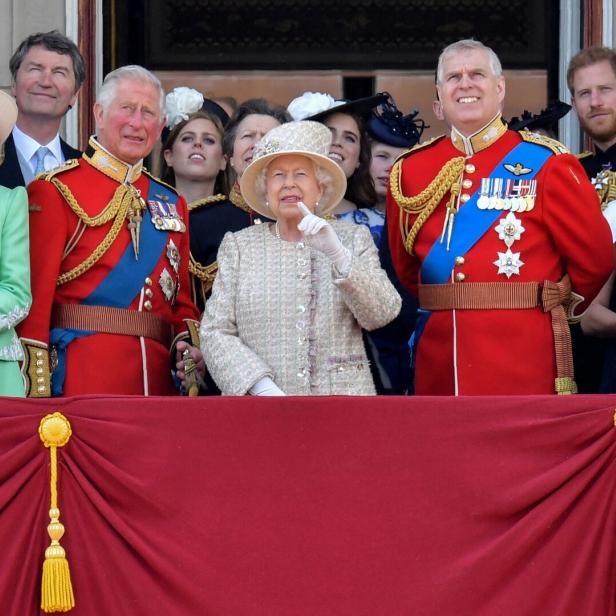 Auf dem Balkon des Buckinghampalast stehen Königin Elisabeth, Charles, Andrew und weitere Mitglieder der königlichen Familie.