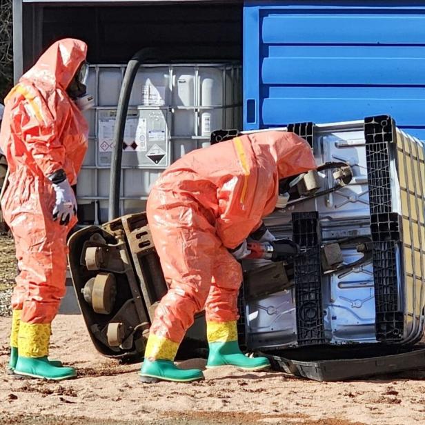 Feuerwehrleute in Schutzanzügen