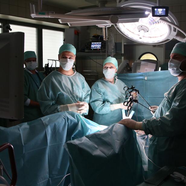 Ärzte und medizinisches Personal in einem Operationssaal.