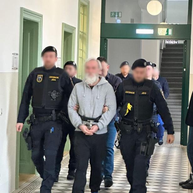 Justizwachebeamte führen Angeklagte vor